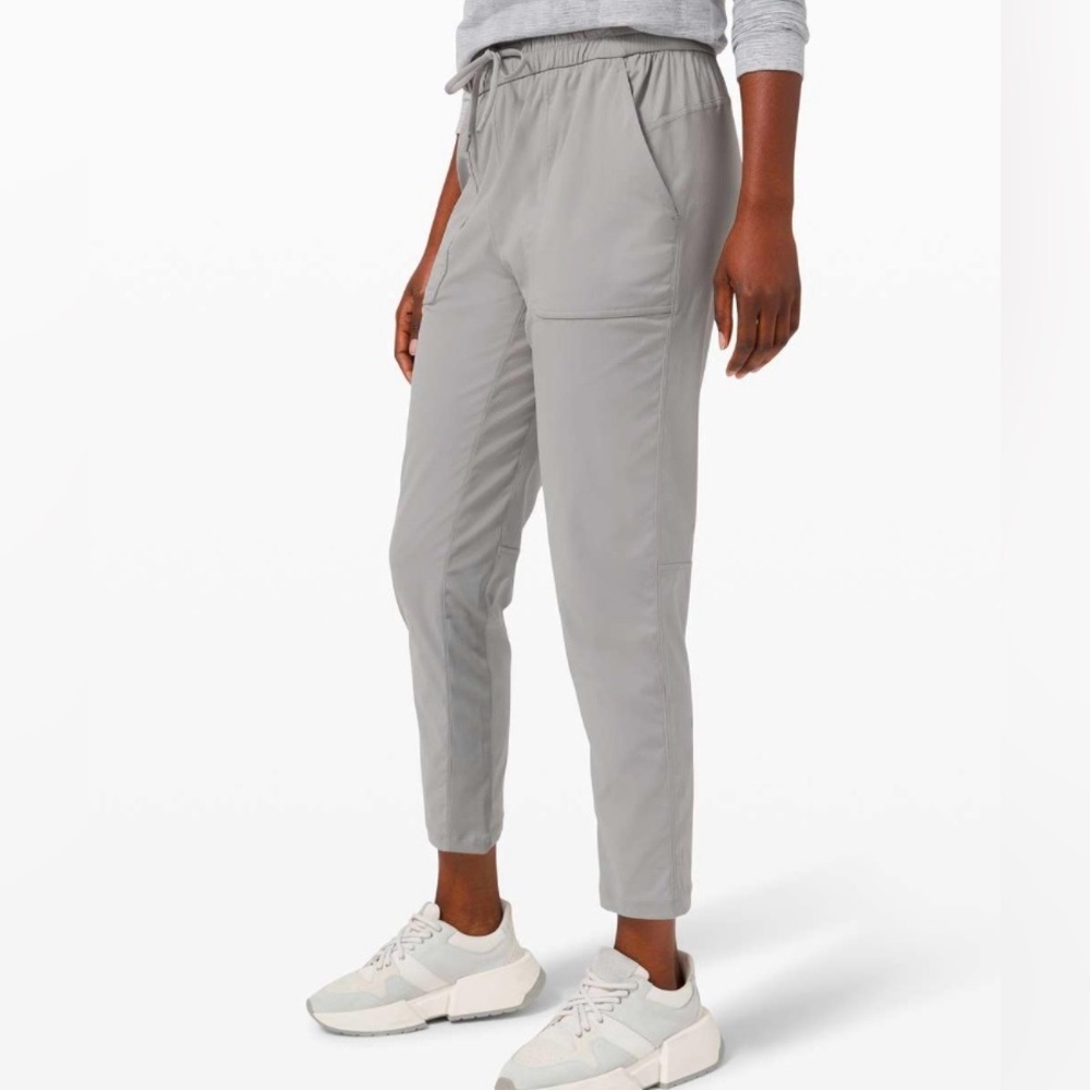 Lululemon Beyond the Studio Pants Slim 6 Rhino Grey
Excellent preowned condition